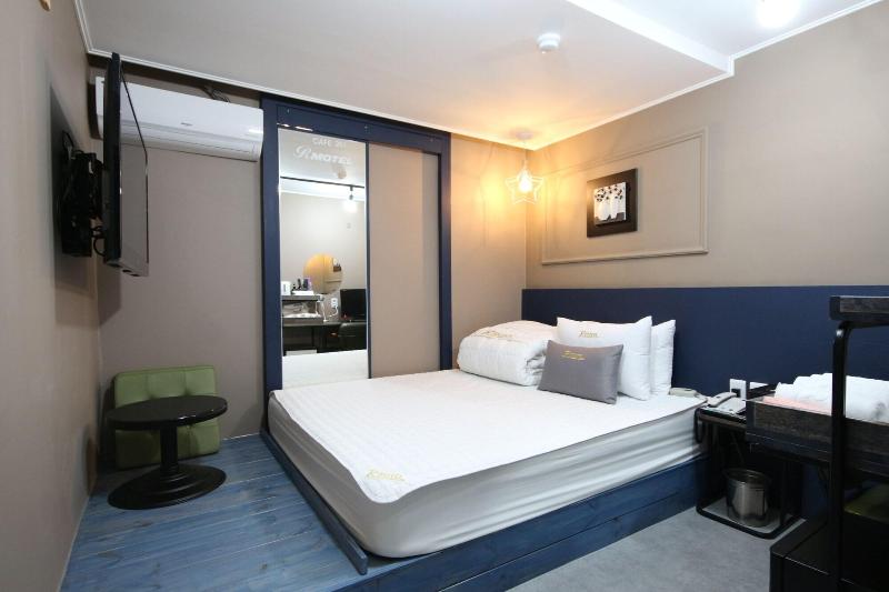 R Motel image