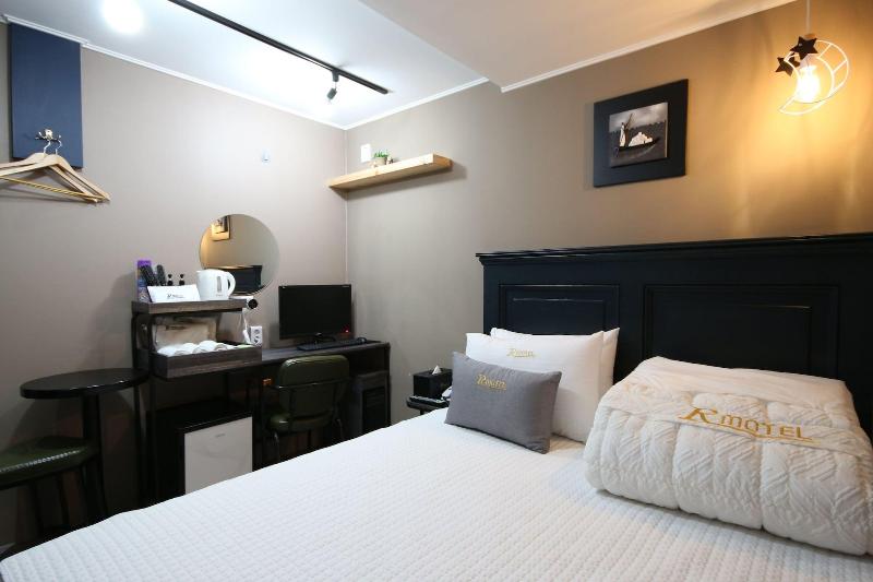 R Motel image