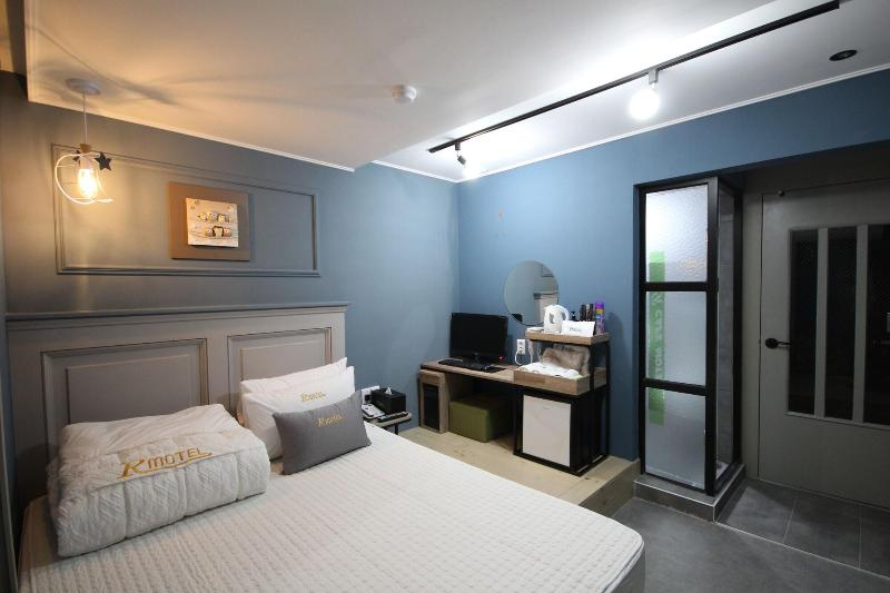 R Motel image