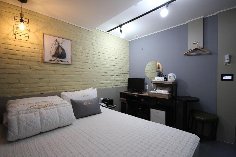 R Motel image