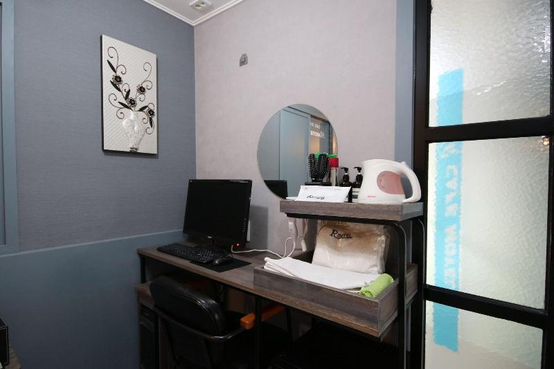 R Motel image
