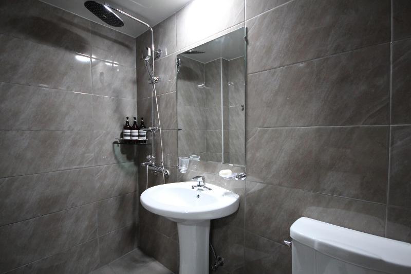 R Motel image