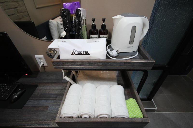 R Motel image
