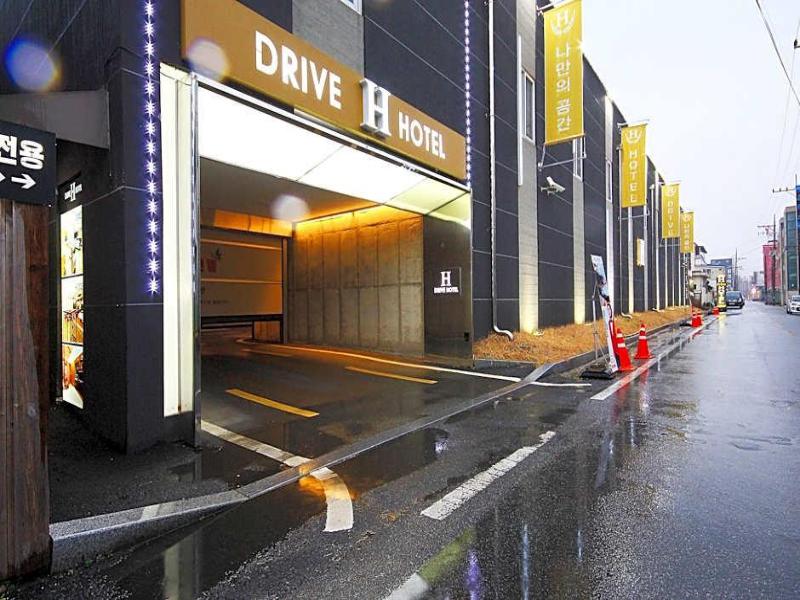 H Drive Hotel image