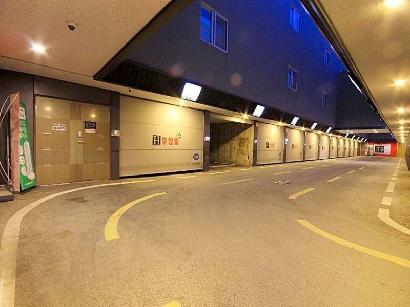 H Drive Hotel image