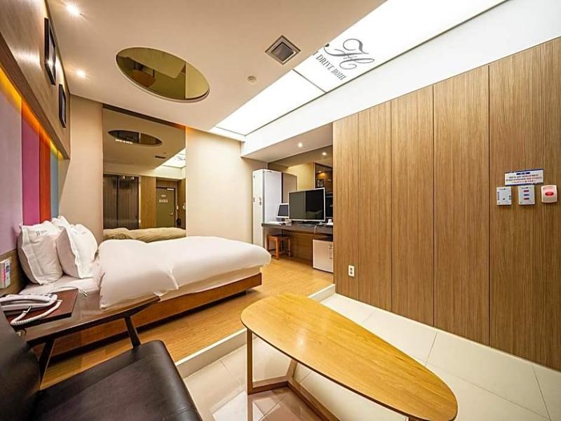 H Drive Hotel image 1