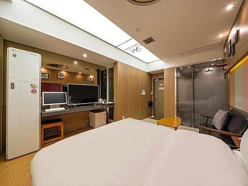 H Drive Hotel image 2