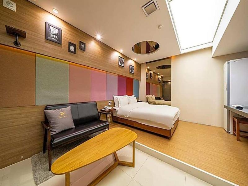 H Drive Hotel image 4