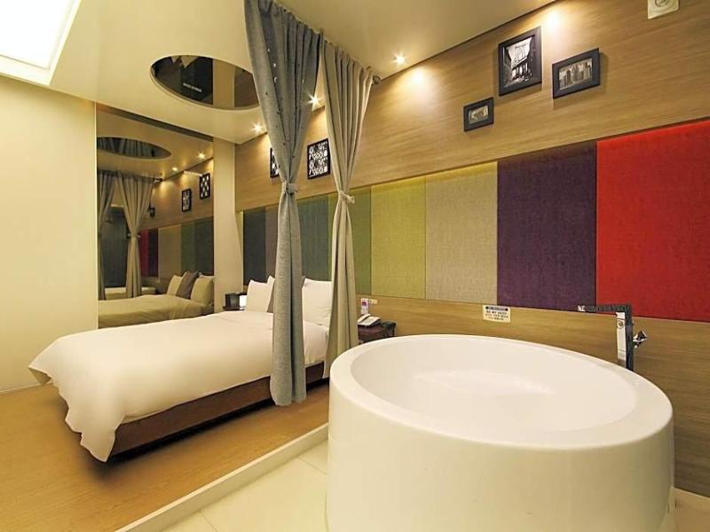 H Drive Hotel image 5