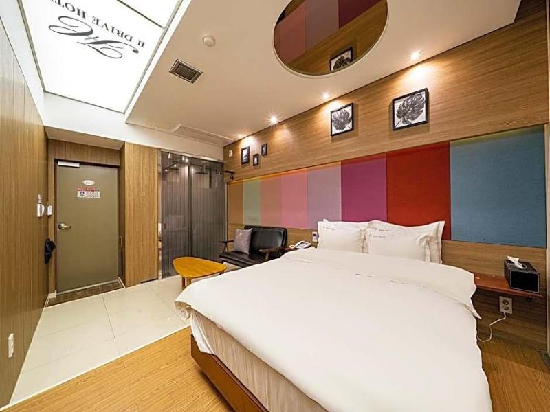 H Drive Hotel image 6