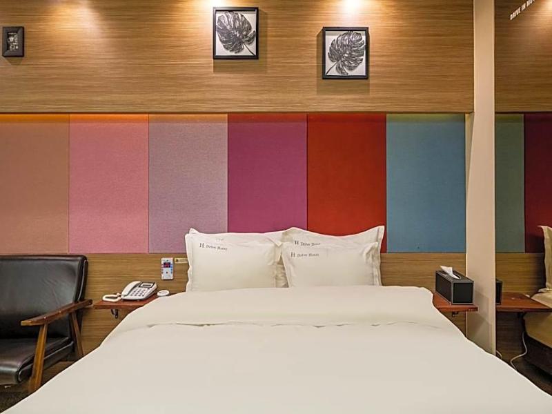 H Drive Hotel image
