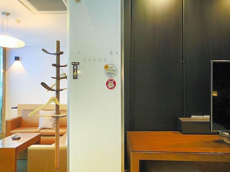 H Drive Hotel image