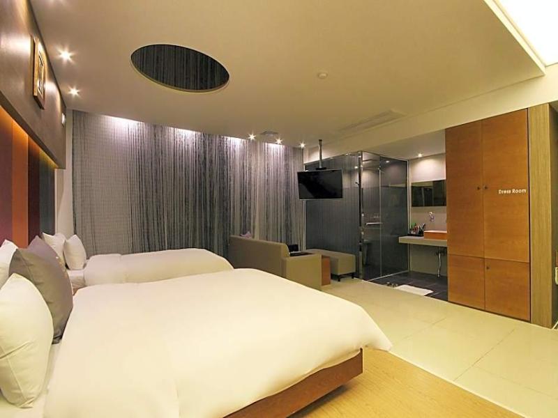 H Drive Hotel image
