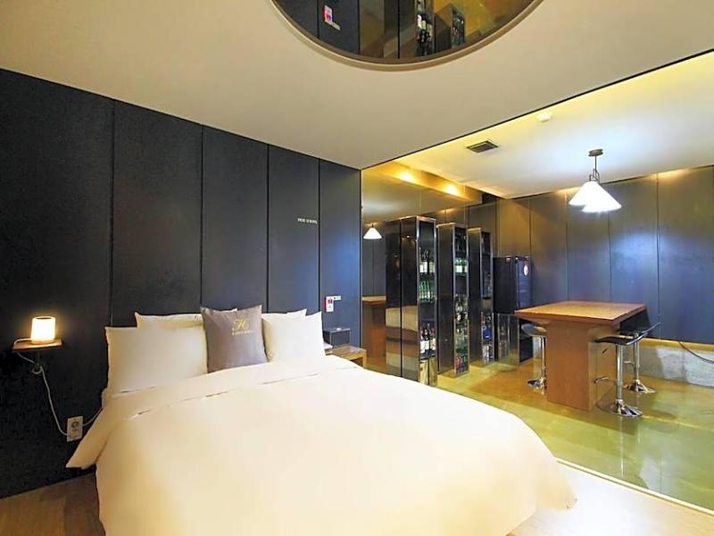 H Drive Hotel image