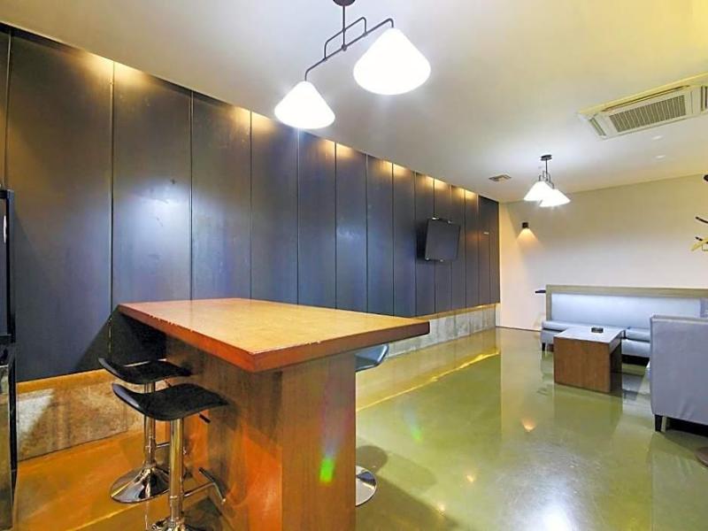 H Drive Hotel image