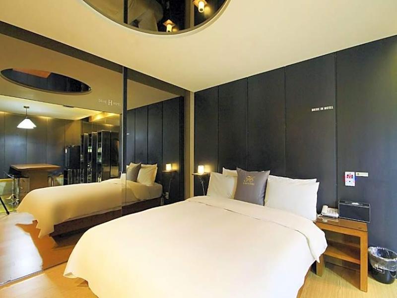 H Drive Hotel image