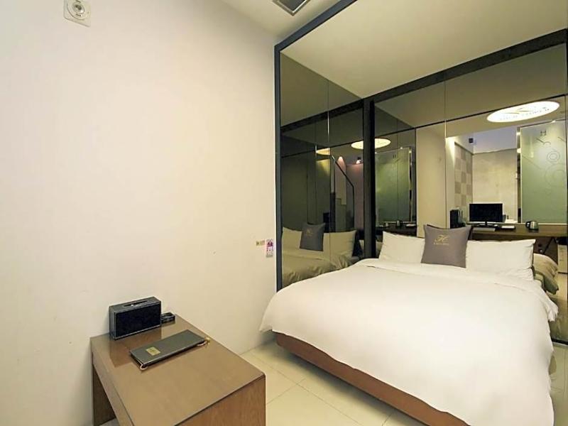 H Drive Hotel image
