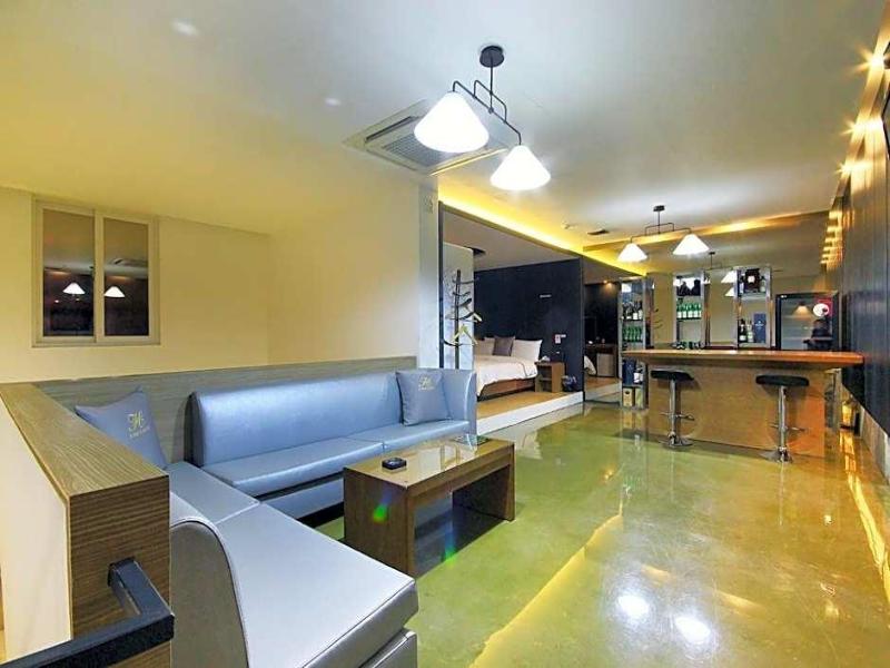 H Drive Hotel image