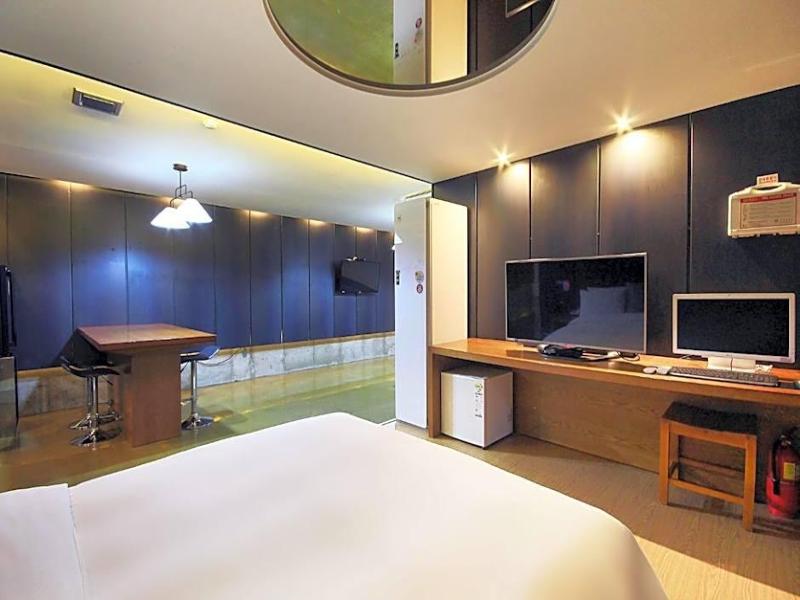 H Drive Hotel image