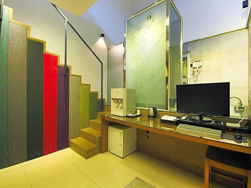 H Drive Hotel image