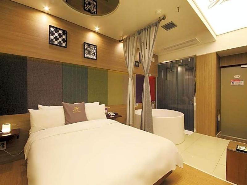H Drive Hotel image