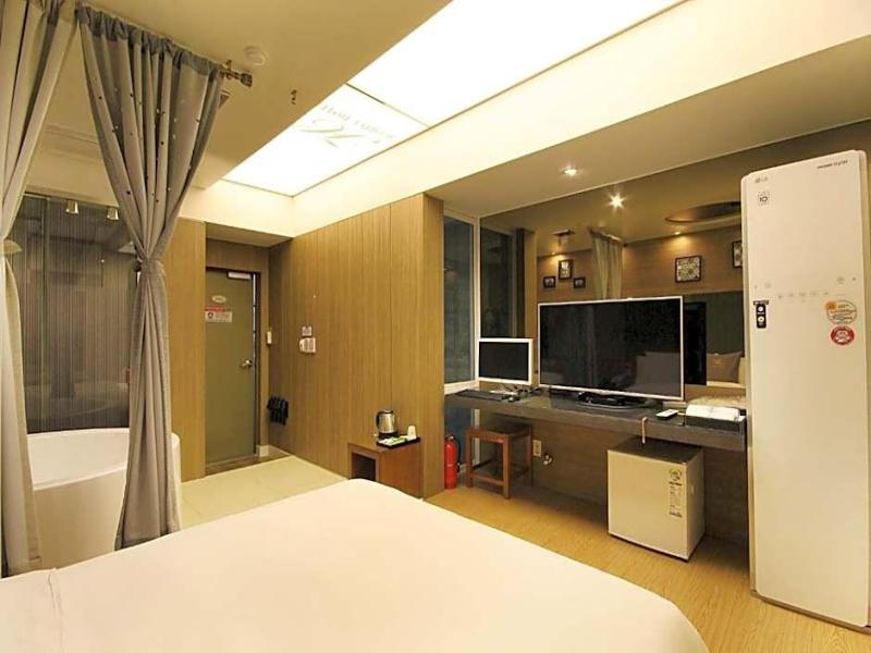 H Drive Hotel image