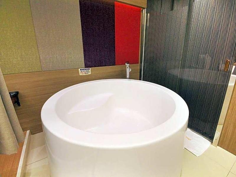 H Drive Hotel image