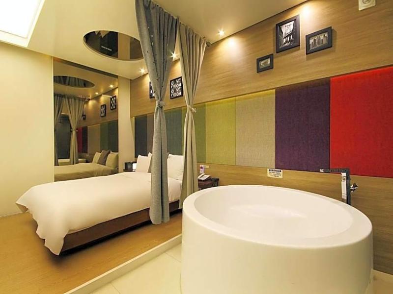 H Drive Hotel image