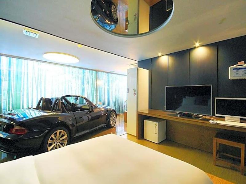 H Drive Hotel image