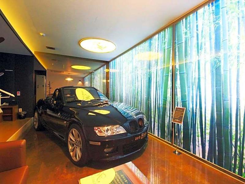 H Drive Hotel image