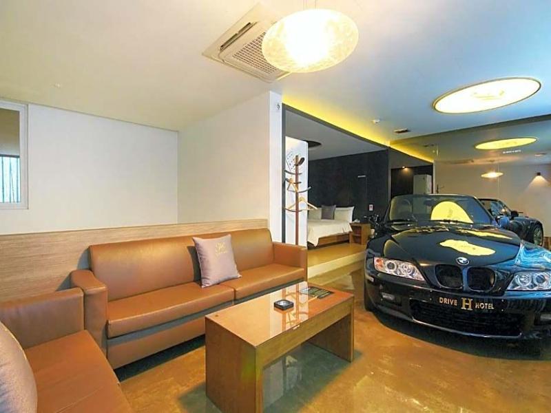 H Drive Hotel image