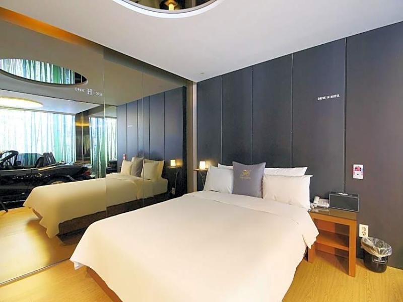 H Drive Hotel image