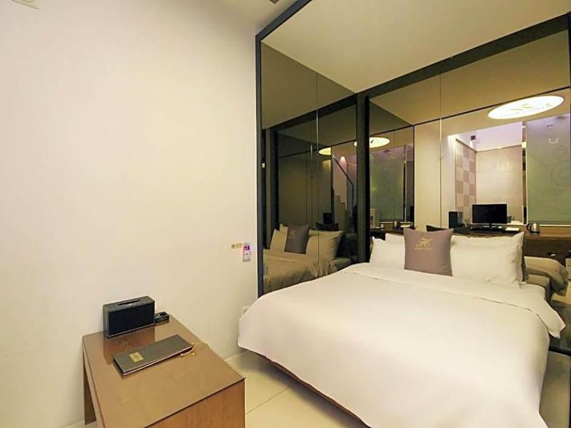 H Drive Hotel image
