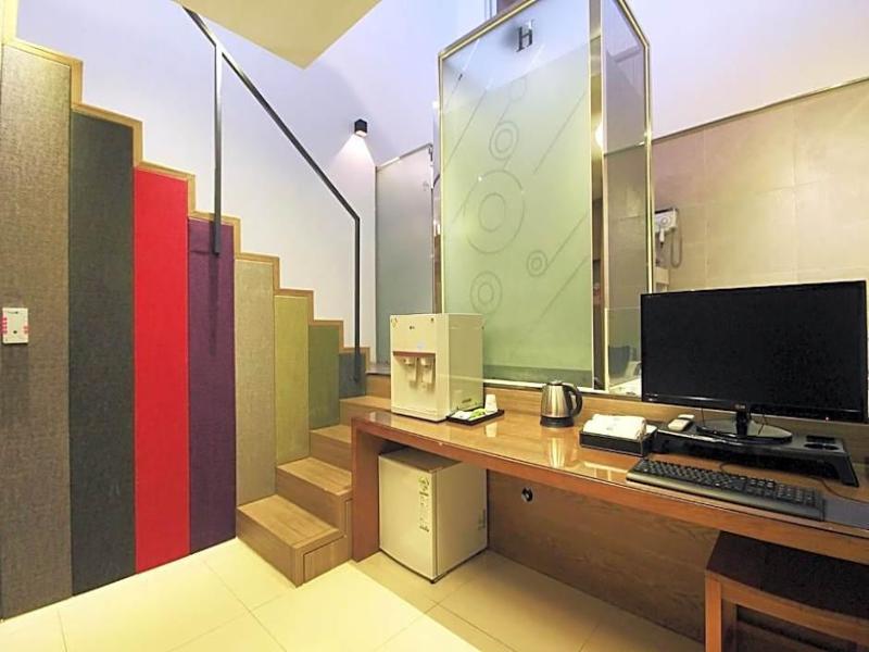 H Drive Hotel image