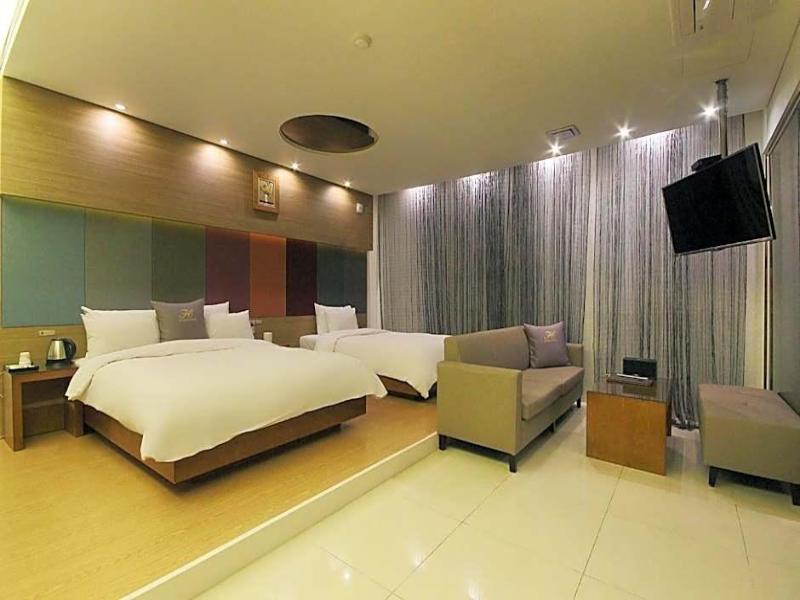 H Drive Hotel image