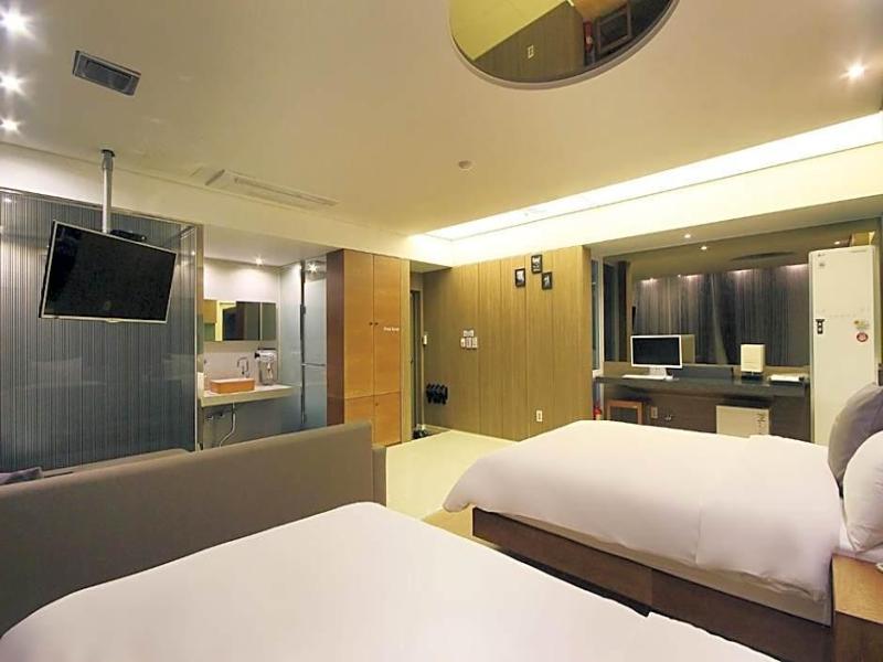 H Drive Hotel image