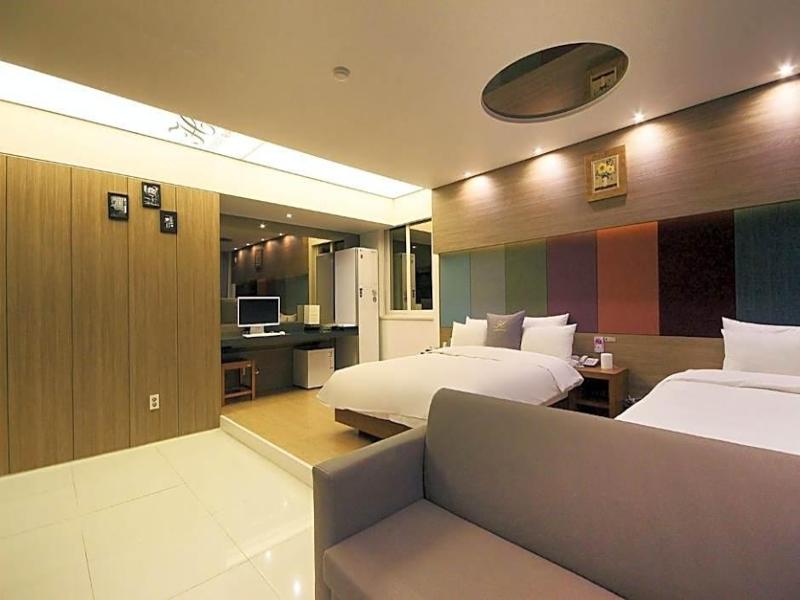 H Drive Hotel image