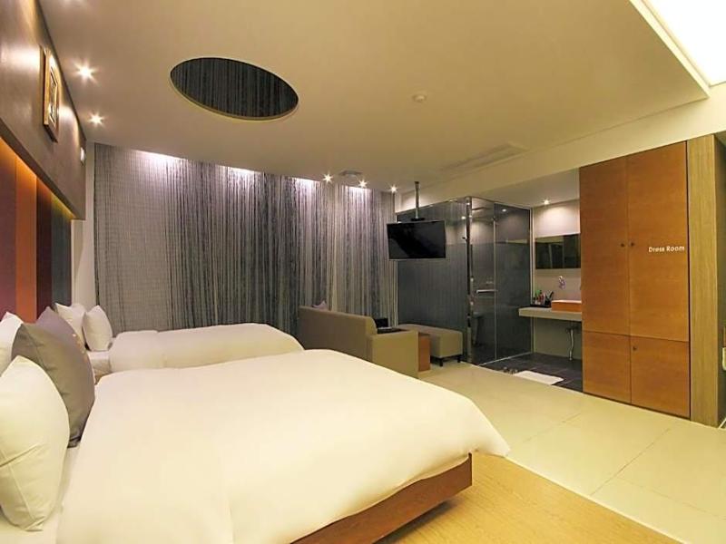 H Drive Hotel image