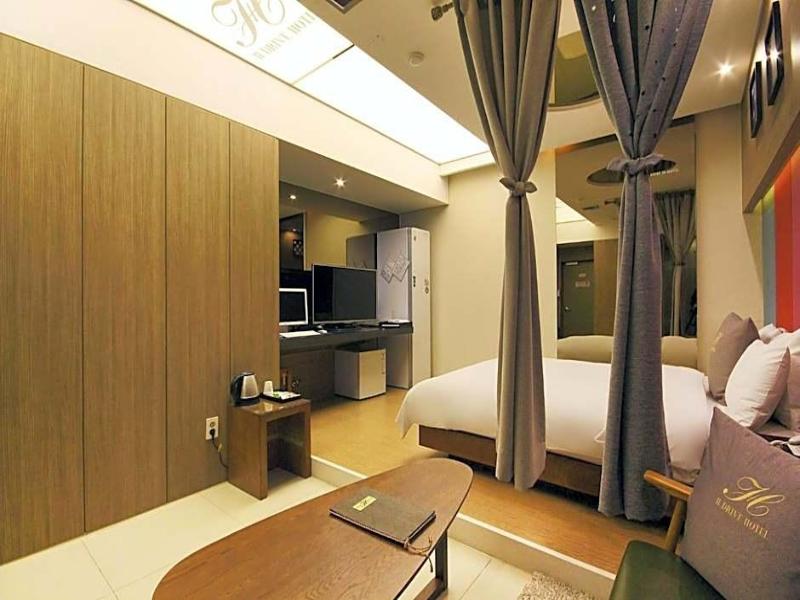 H Drive Hotel image 8
