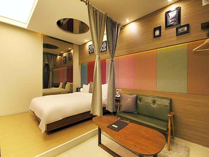 H Drive Hotel image 7
