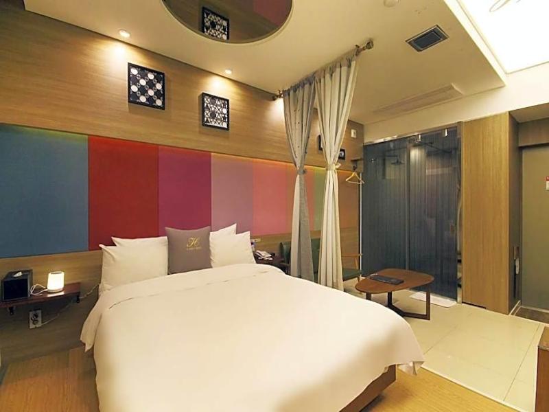 H Drive Hotel image