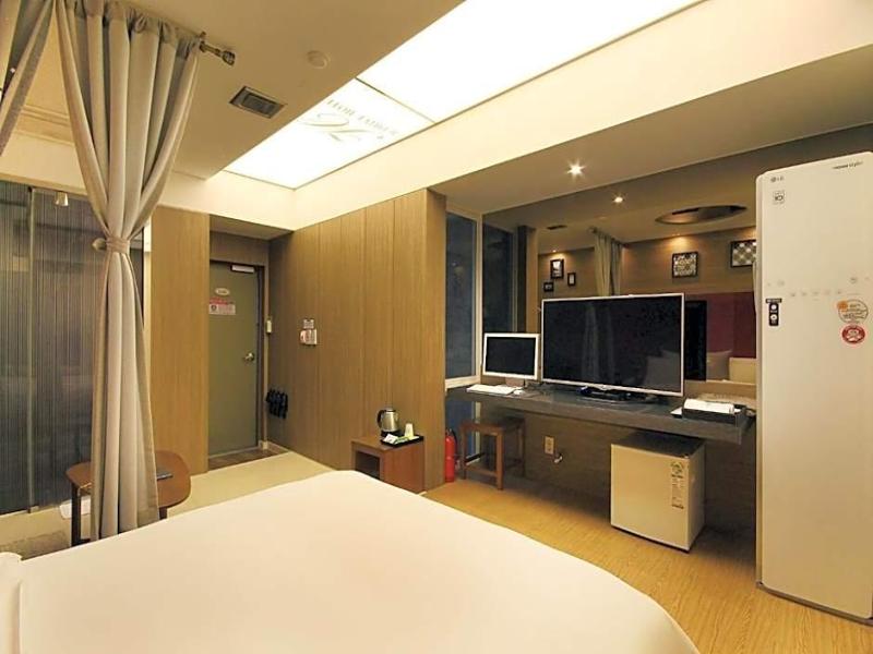 H Drive Hotel image