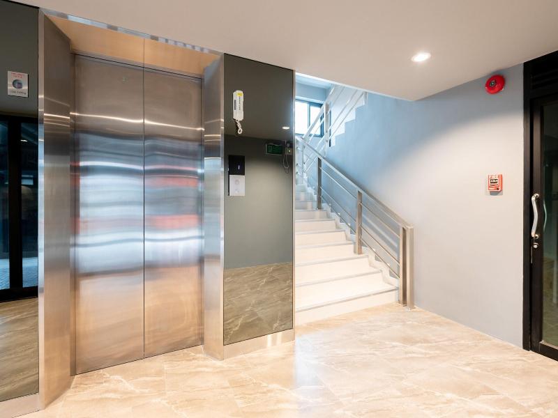 Oblique Apartment image