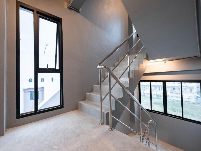 Oblique Apartment image