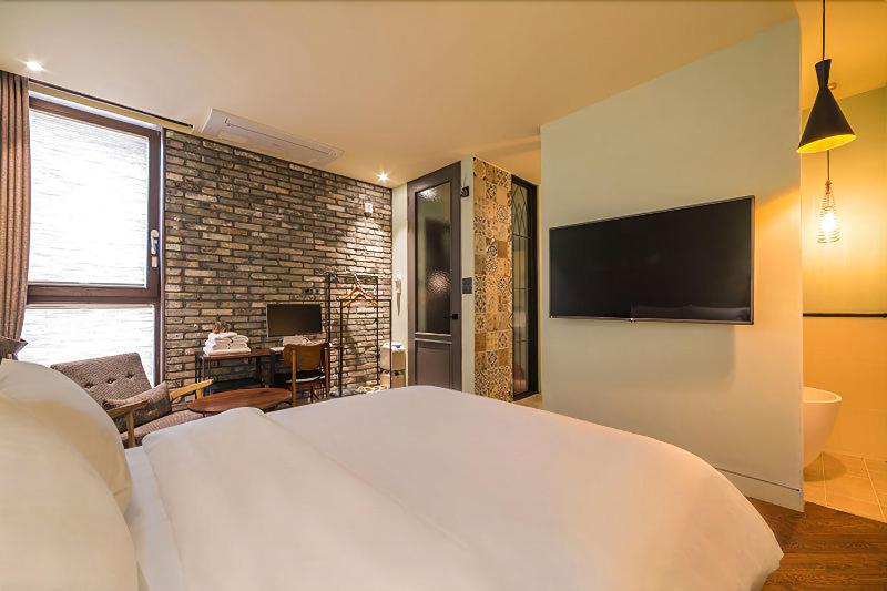 Hotel March image