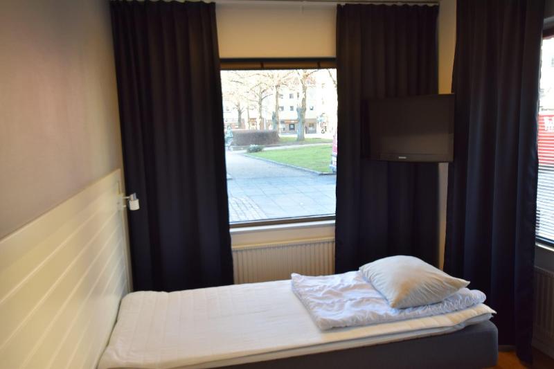 Hostel Snoozemore image