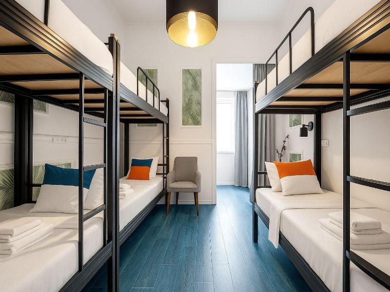 Hotel Queens image