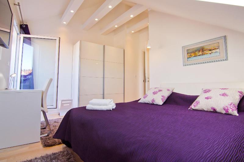 Laura Lux Suites image