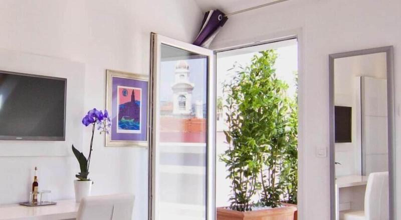 Laura Lux Suites image