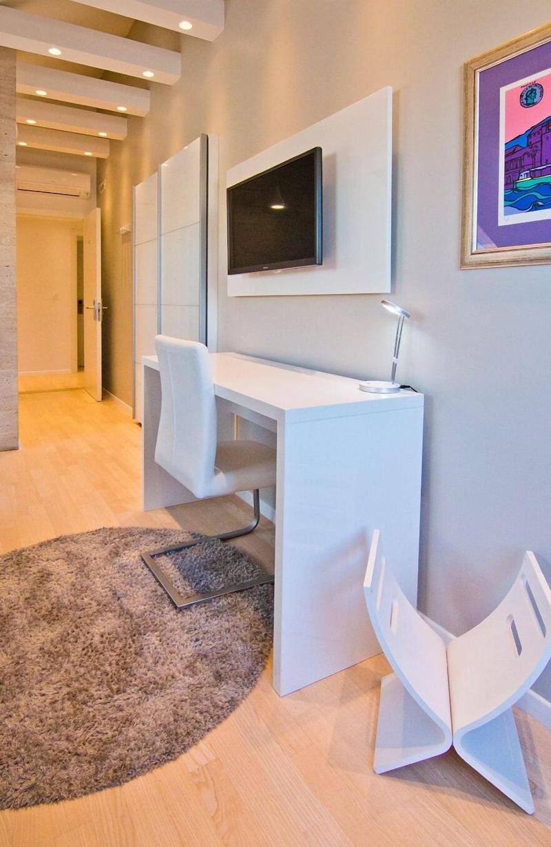 Laura Lux Suites image